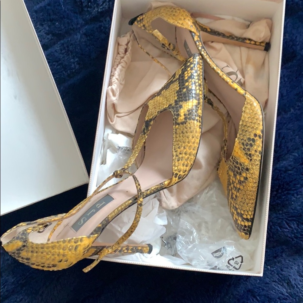 Sarah Jessica Parker Yellow/Black Snake Skin Heels